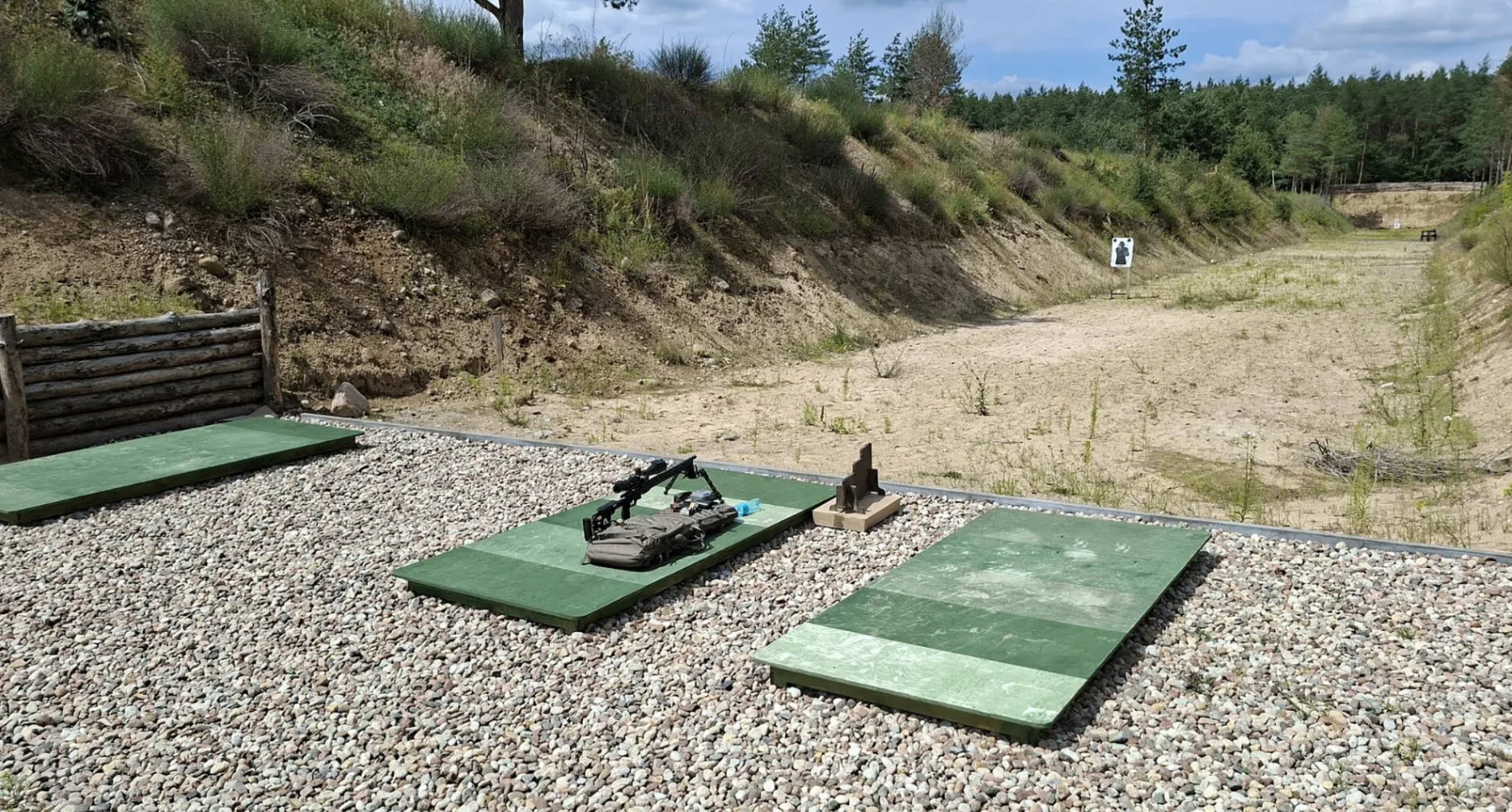 Stanowiska strzeleckie na pobliskiej strzelnicy