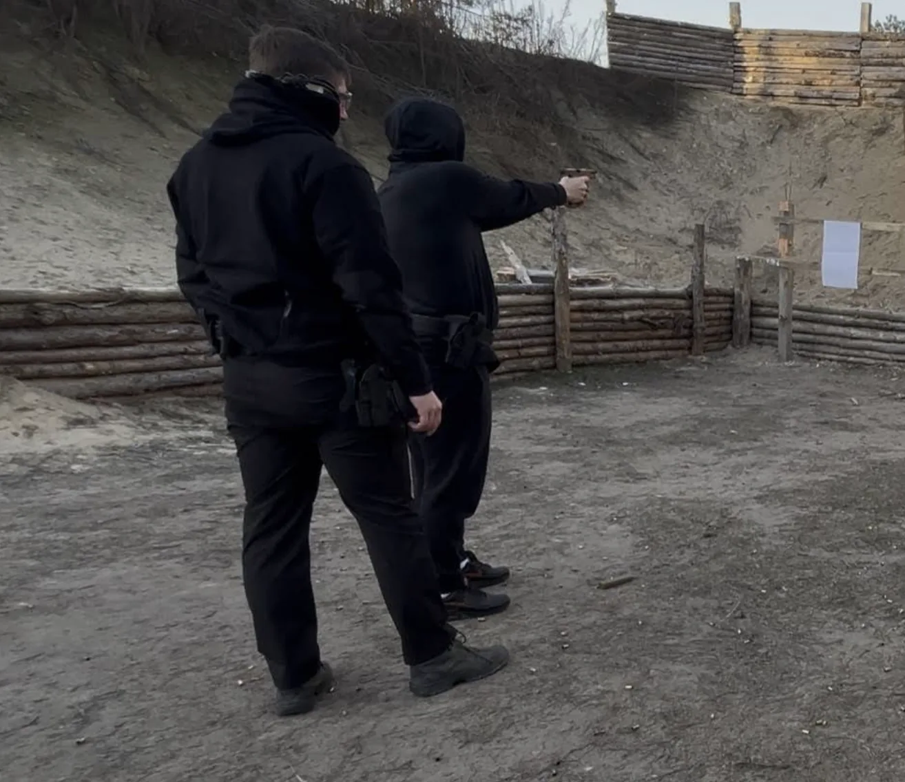 Instruktor i uczestnik podczas zajęć strzeleckich